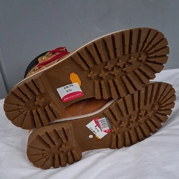 Timberland Brown Boots with Red Laces - Picture 6 of 7